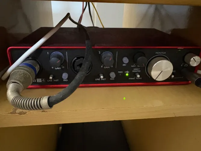 Scarlet 2i4 2 Gen- Interface de audio 