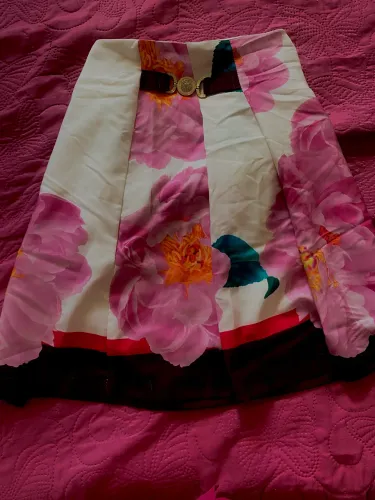 ? Saia floral branca/rosa
