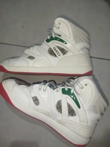 SAPATO GUCCI BASKETBALL N42 / Valor a negociar.