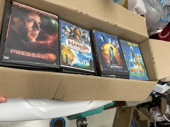 DVDs usados na caixinha, 2 reais cada um