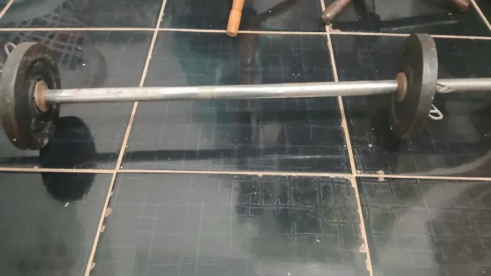 Barra com anilhas de 5 quilos 
