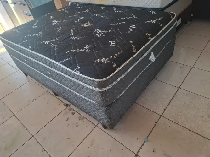 Cama Box casal molas ensacadas,( Com algumas de uso, porém não interferir em nada)
