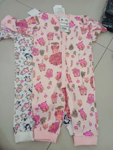 Roupas infantis e meias