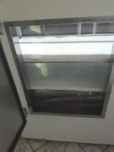 Vitrine natural bem conservada