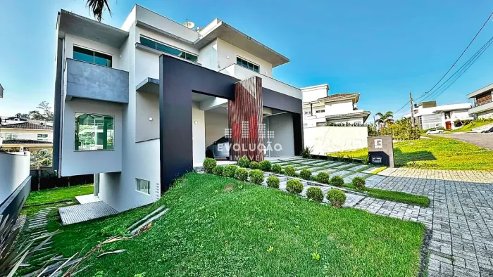 Casa 4 Quartos com 3 Suítes e 310m² - Pedra Branca