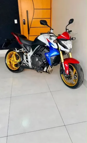 CB 1000 ano 2013 com apenas 35,100 km rodados
