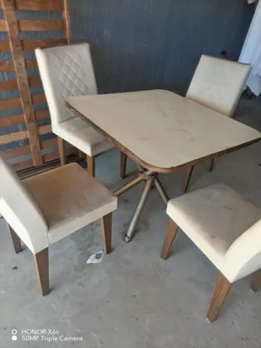 Mesa com 4 cadeiras 