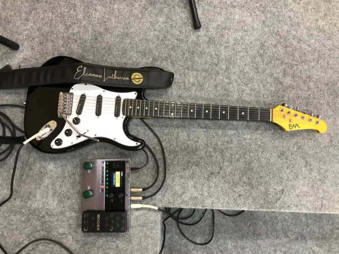 Guitarra Ewa + Pedaleira GE150