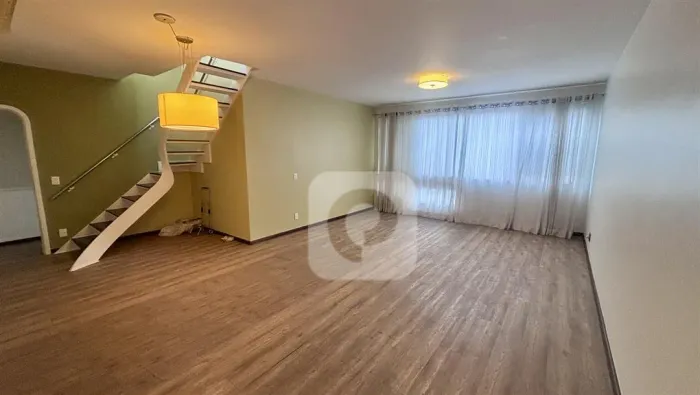 Cobertura de 321m², 4 quartos (1 suíte), 2 vagas e enorme terraço na Tijuca