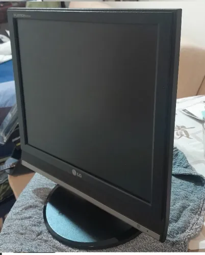 Monitor VGA LG auto falante integrado 17"