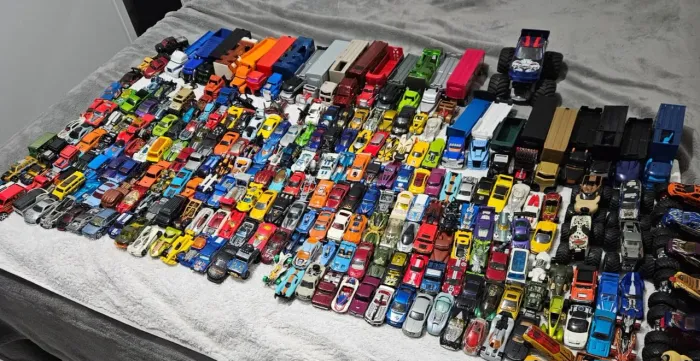 Coleção com mais de 200 carrinhos hot wheels