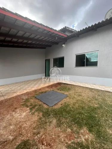 CASA COM FRENTE AMPLA 2 QUARTOS SENDO 1 SUÍTE - PARQUE DAS FLORES
