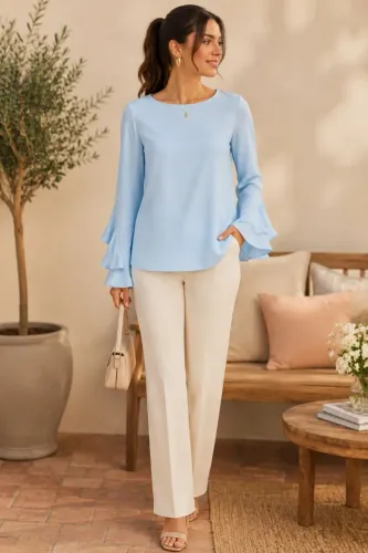 Linda blusa de manga comprida azul com babados