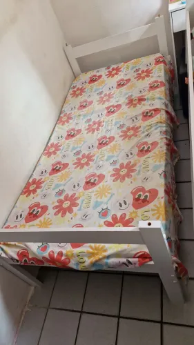 Cama de solteiro juvenil, sem colchão.