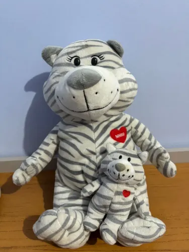 Pelúcia Tigresa Nestlé Mãe e Filhote - Original
