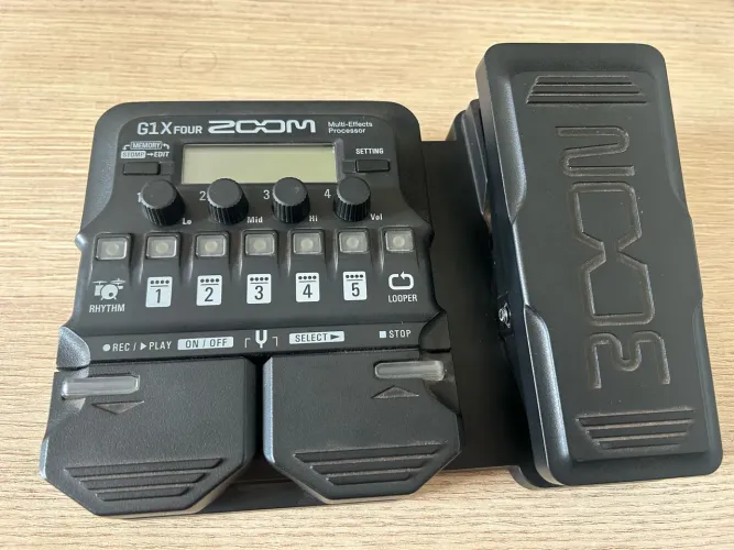 Pedaleira ZOOM G1X Four com Pedal