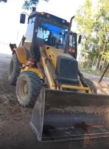 Retroescavadeira New Holland LB90 4x4 cabinada
