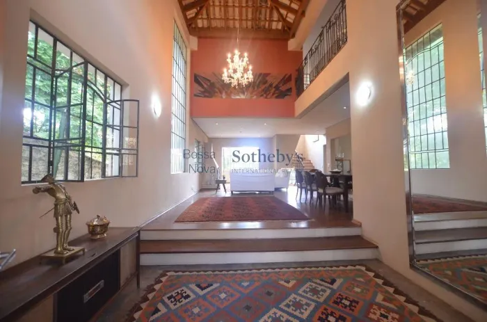 Casa com piscina em rua arborizada e tranquila