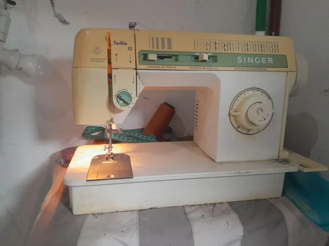 maquina de costura em perfeito estado toda ok preço negociável