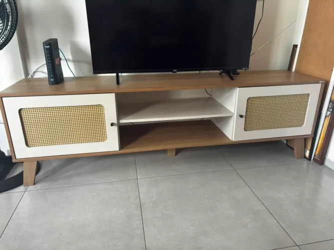 Rack para sala com 2 portas na cor bege.