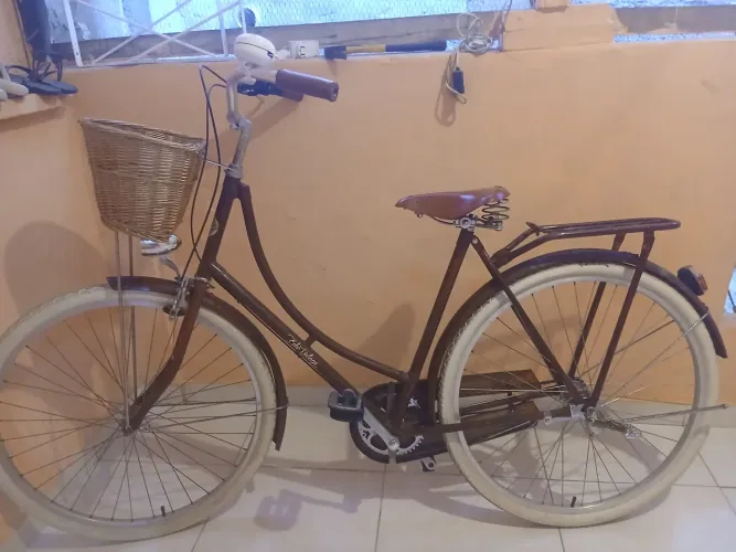 Vende-se uma bicicleta retrô