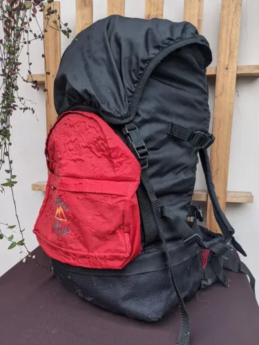 Mochila trilhas e rumos 50L preta e vermelha trekking montanha viagem acampamento