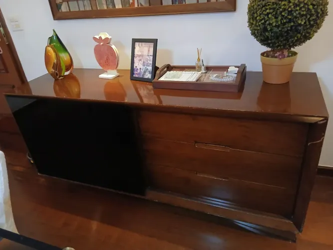 Buffet de madeira com Gavetas e divisórias