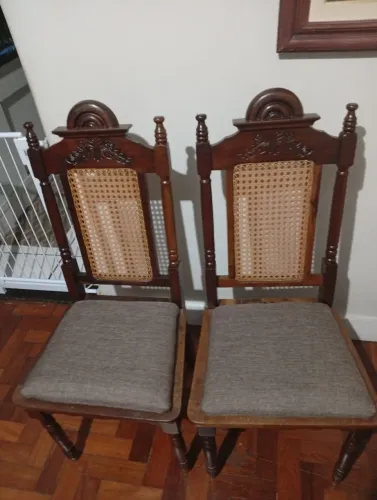 Par de cadeiras de madeira