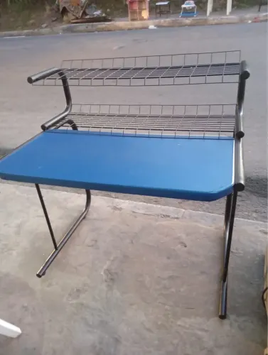 Mesa escritório recepção em ótimo estado material ferro tubular e madeira