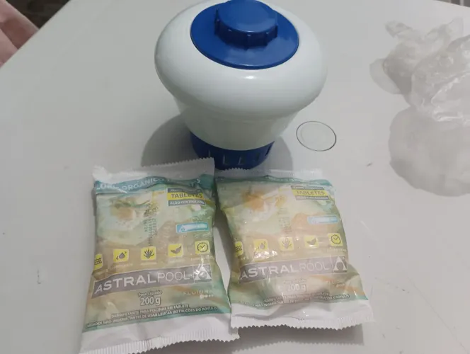Clorador Flutuante Médio Brustec + duas pastilhas grandes de cloro 