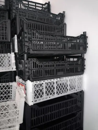 Caixa plástica pequena suporta até 7kg.