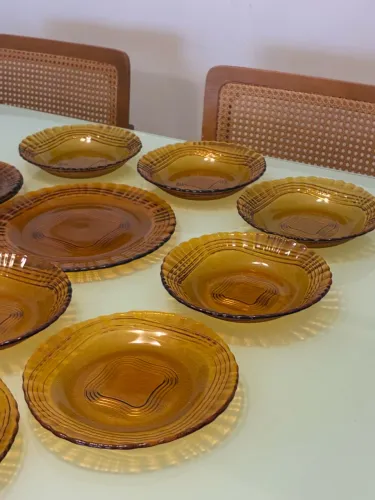 12 pratos antigos em vidro cor âmbar com desenho quadrado no centro.