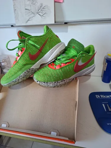 Tenis de basquete modelo Lebron 20, na cor verde. 