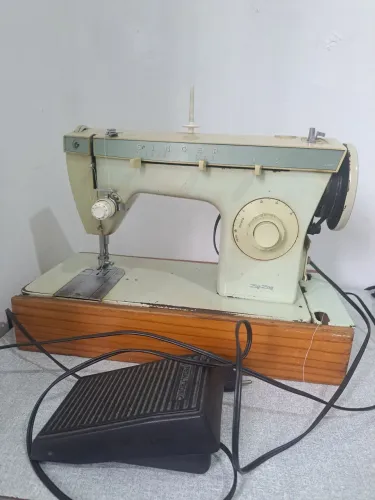 Máquina de costura Singer Zig-Zag modelo 242 - Funcionando Perfeitamente