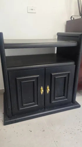 Móvel Rack / Aparador Pequeno Preto com Puxadores Dourados e Portas