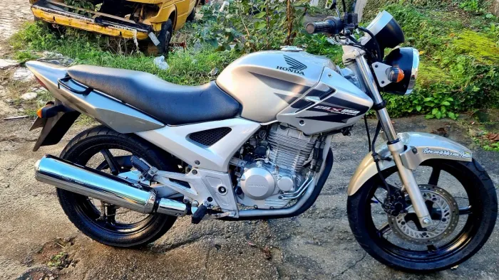 VENDO OU TROCO CBX TWISTER 250C ANO 2005