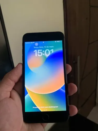 Vendo iPhone 8 Plus na cor preto, 64gb por apenas 400,00
