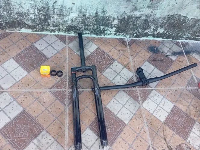 AMORTECEDOR DE ARO 29 , COM BOCA DE LOBO , GUIDÃO E PEÇAS COMPLETAS , VINDO BUSCAR 200$