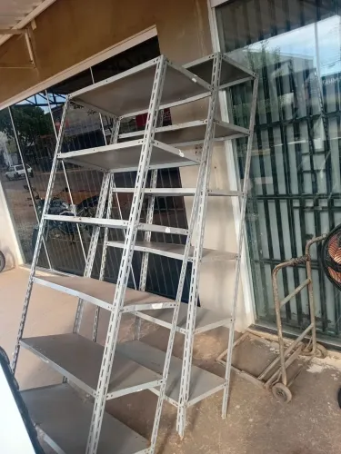 Prateleiras de ferro 