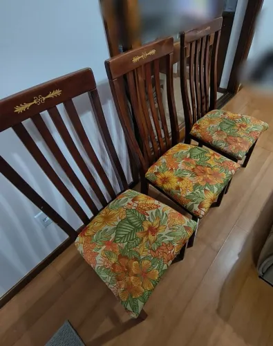 Mesa e Cadeiras de madeira com assento estofado