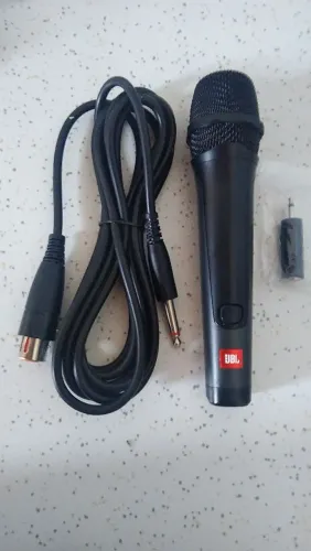 Microfone preto JBL COM FIO