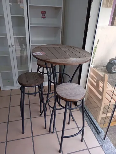 Mesa com 3 bancos