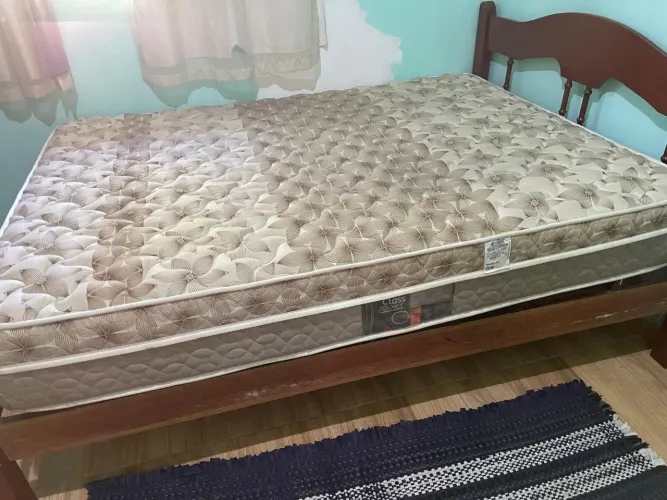 Cama casal de madeira com colchão