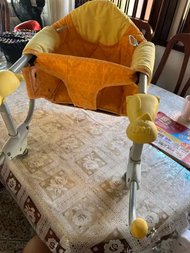 Cadeira infantil de encaixe na mesa