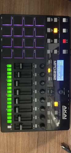 Akai MPD 232 MIDI USB 8 faders 16 pads 
