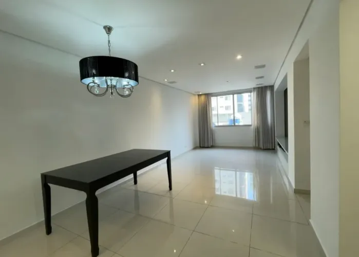 Mesa de jantar preta de 6 lugares - 750 reais