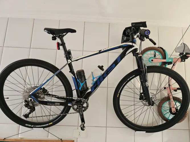 Bicicleta MTB First Athymus 29, relação Shimano XT 11v com uma coroa e 38d, susp Proshock