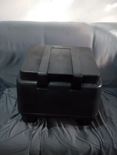 Vendo baú de entregador 80 litros muito conservado com dois suporte completo 