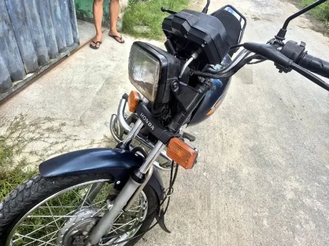 Titan Cg 125 azul ano 99 em perfeito estado de uso tudo certinho so no ponto de transferi