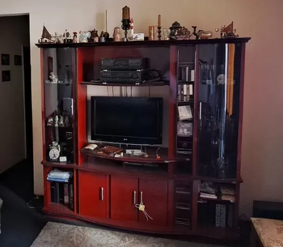 Estante com Portas de Vidro